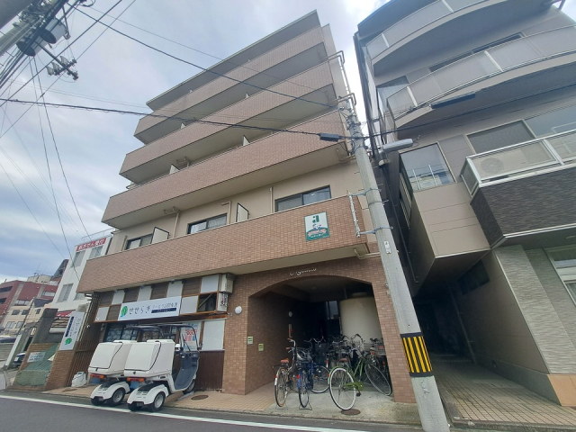 【松山市平和通のマンションの建物外観】