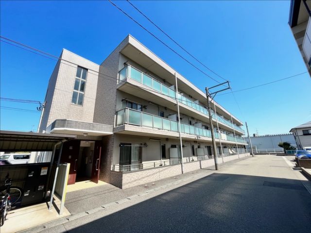 新潟市東区竹尾のマンションの建物外観