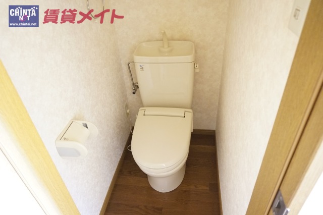 【伊勢市久世戸町のアパートのトイレ】