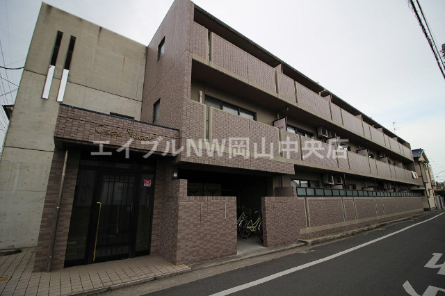 岡山市北区下伊福のマンションの建物外観