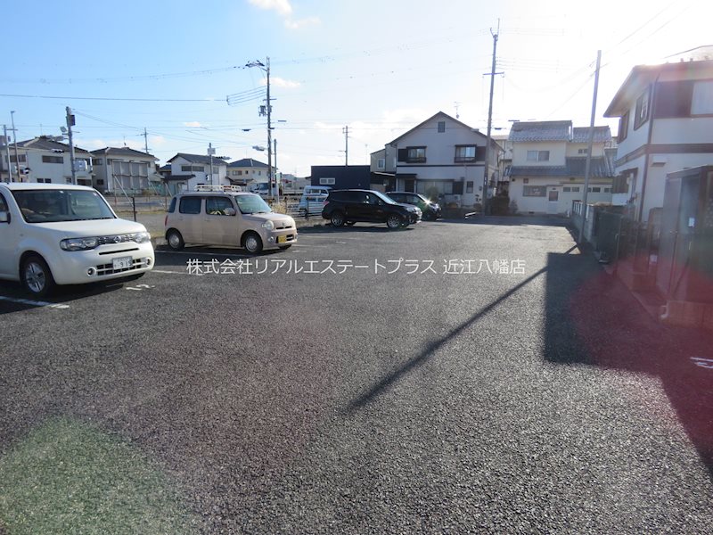 【東近江市妙法寺町のアパートの駐車場】