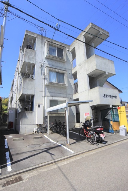 【松山市衣山のマンションの建物外観】