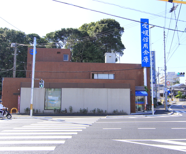 【松山市衣山のマンションの銀行】