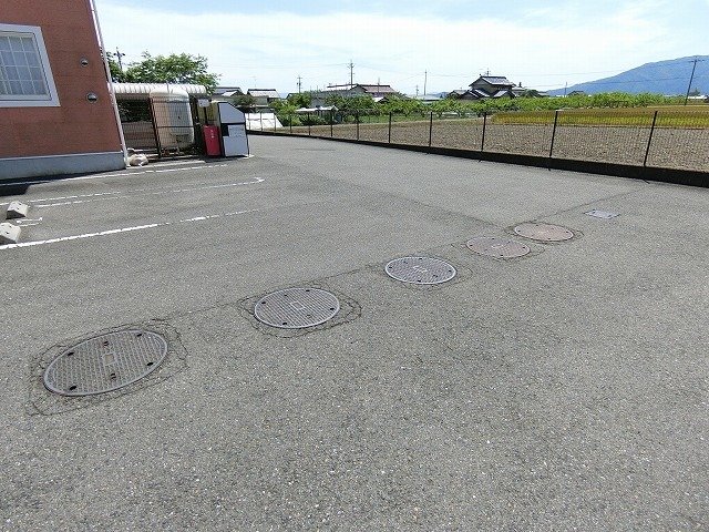 マーベラスＢの駐車場