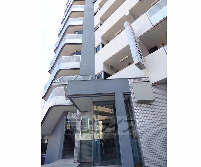 【京都市右京区西京極佃田町のマンションのエントランス】