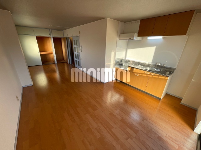 居室・リビング　約１３帖の明るいリビング