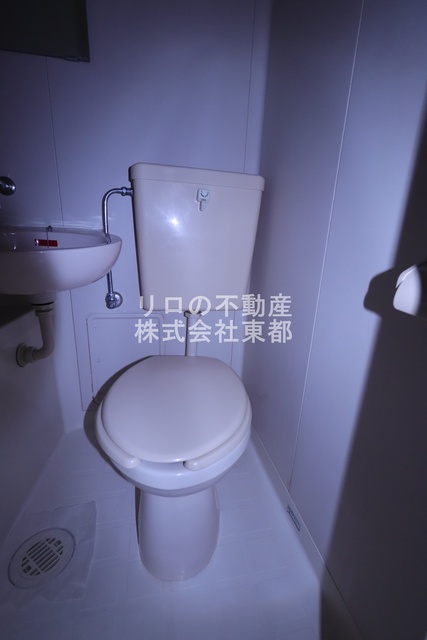 トイレ　白を基調とした空間で清潔感のあるトイレです♪