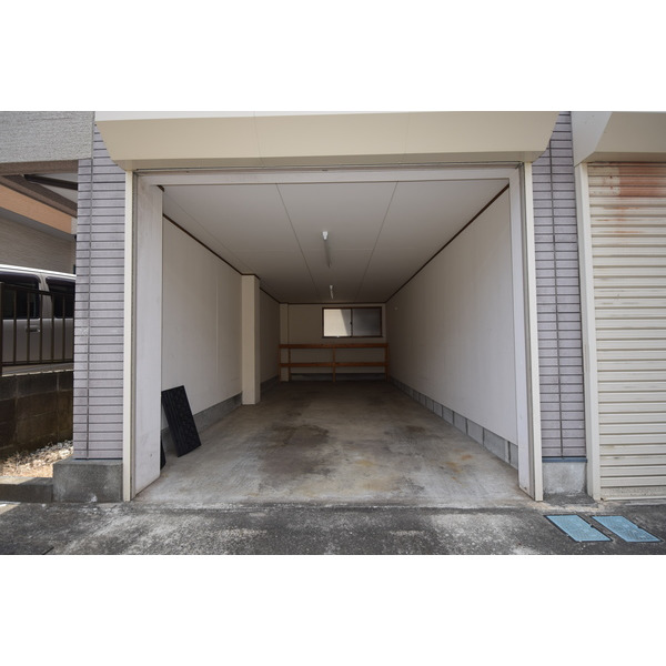 駐車場　ガレージ内