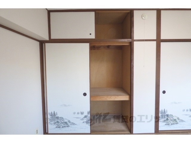 収納　押入