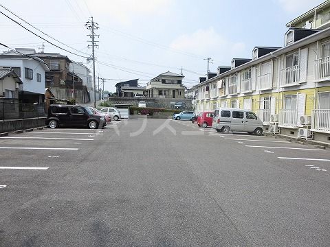 【岡崎市小呂町のアパートの駐車場】