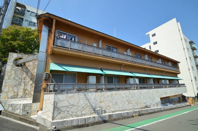 西宮市高塚町のマンションの建物外観