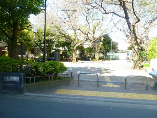 【中野区中野のマンションの公園】