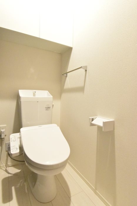 トイレ　収納スペース付き、温水洗浄便座のトイレ