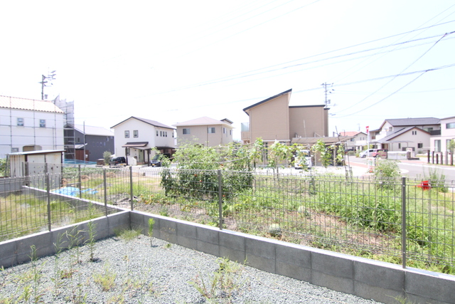 【東温市志津川南のアパートの庭】