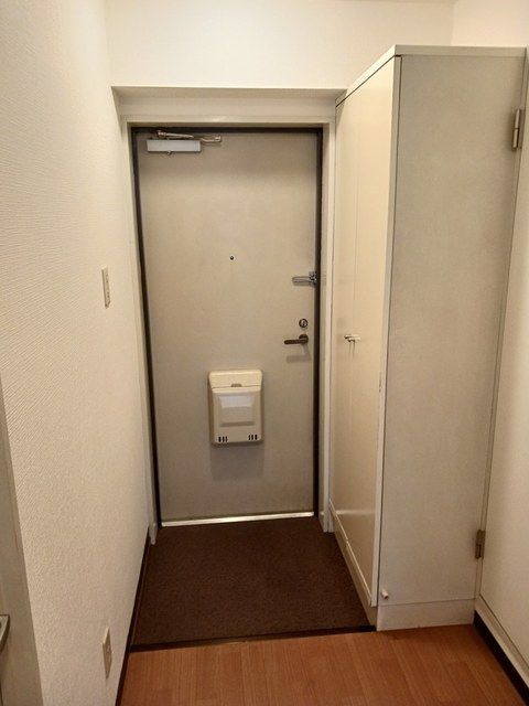 【日野市旭が丘のマンションの玄関】