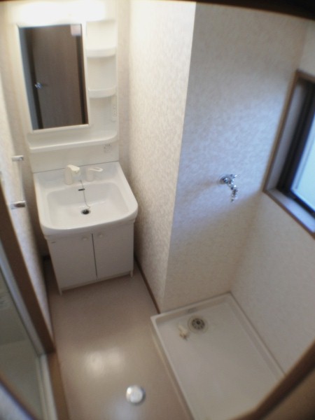 洗面設備　独立型洗面台！窓付きで換気できますね！