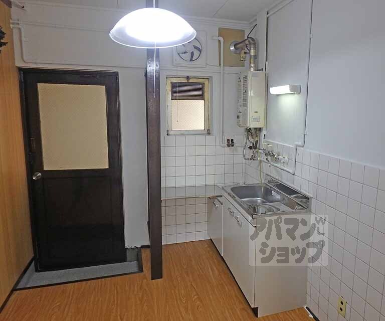 キッチン　窓が見えますネ！