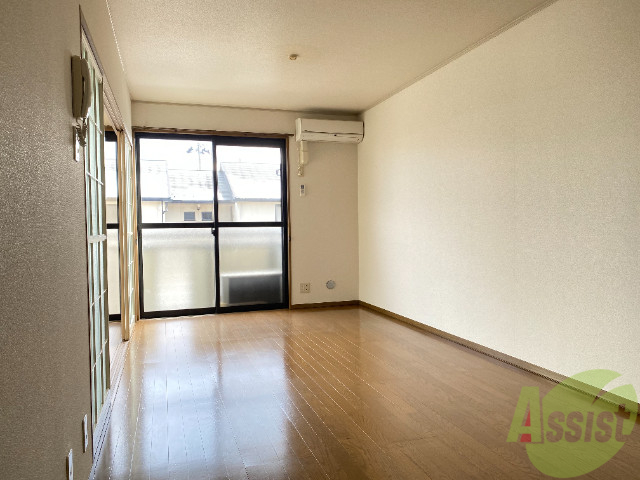 居室・リビング　１１帖の広いＬＤＫは陽当りよく明るい印象です。