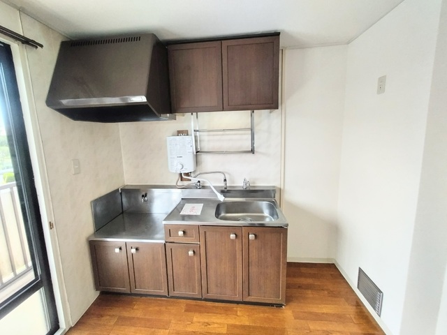 キッチン　瞬間湯沸かし器あり