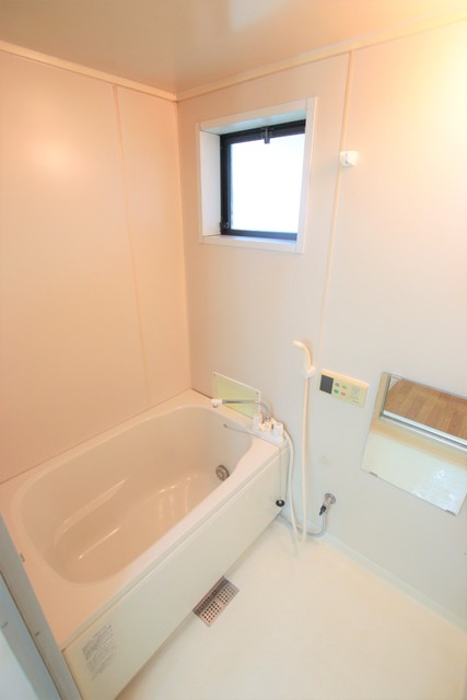 バス・シャワールーム　追い焚き可♪換気用小窓付いています！