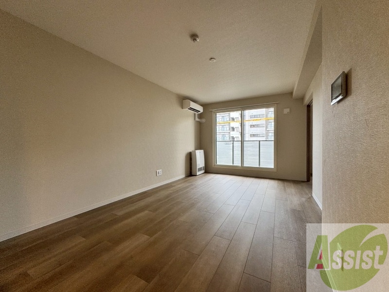 居室・リビング　木目のフローリングは落ち着きのある印象のお部屋になりますね。