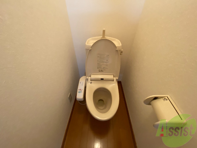 トイレ　嬉しいウォシュレット機能付きです。シャワートイレは便利ですね