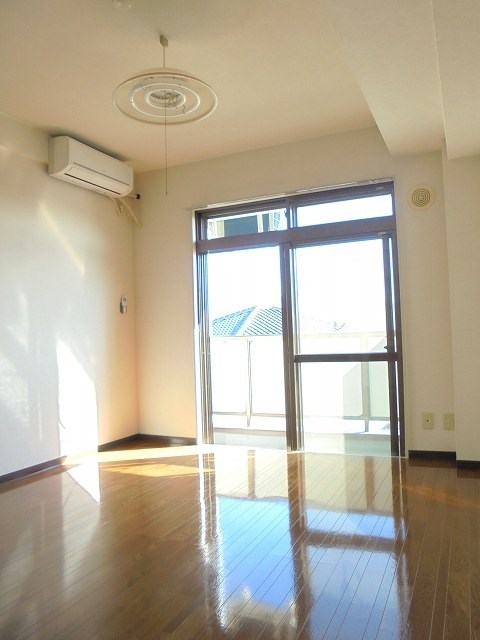 居室・リビング　※写真は別号室です