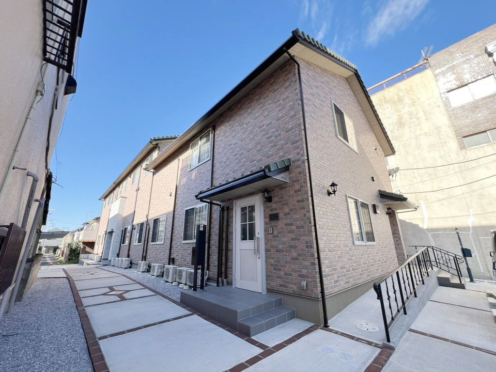 建物外観　レンガ調・石積み風の壁面デザイン