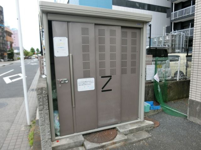 その他　敷地内の共有ゴミ置き場。