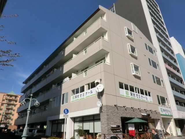 建物外観　ショッピングモールの隣にある物件です。