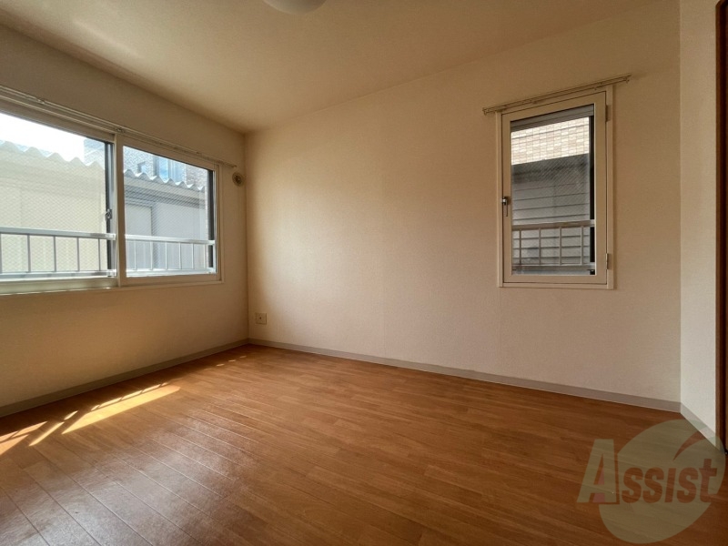 その他部屋・スペース　寝室はこちらです。光が差し込む、温かみのあるお部屋です。