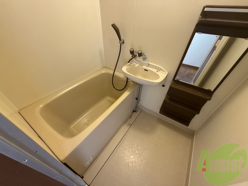 バス・シャワールーム　浴室は肩まで浸かることが出来るくらい広々としていました。