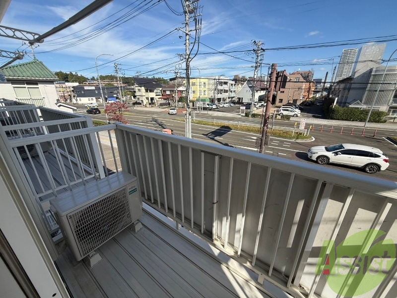 バルコニー　バルコニーはコチラです。長さも幅もちょうどいい広さですね。