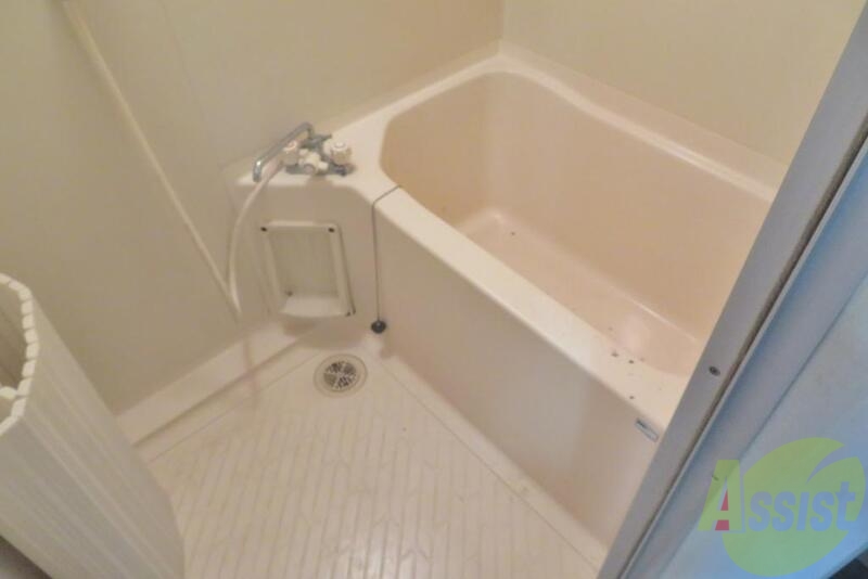 バス・シャワールーム　バスタブは足が延ばせるタイプで、いいですね。