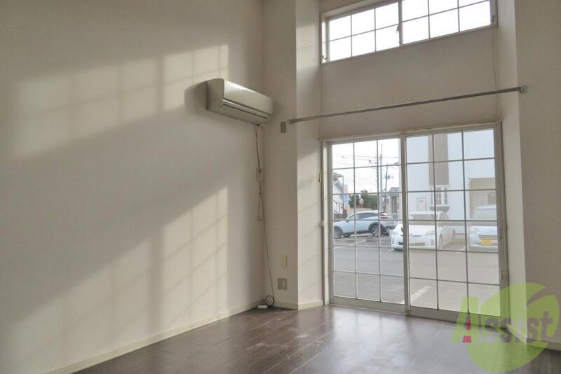 居室・リビング　大きいな窓でお部屋が明るいですね。