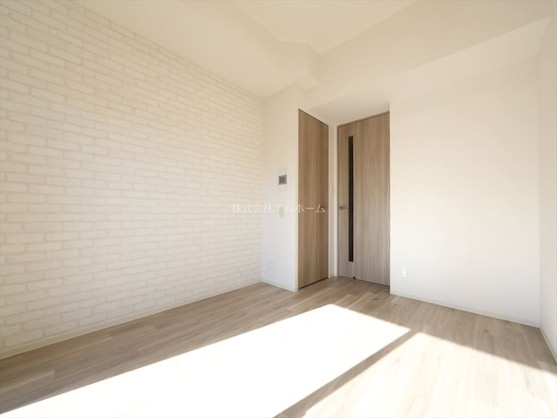 居室・リビング　洋室6.2帖　エアコン付　南向きバルコニーに面しています