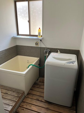 バス・シャワールーム　ゆっくりできる浴槽と洗濯機