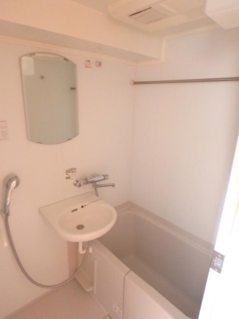 バス・シャワールーム　※別部屋参考画像