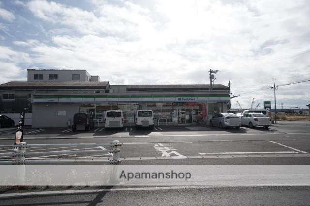 コンビニ　ファミリーマート（コンビニ）まで700m