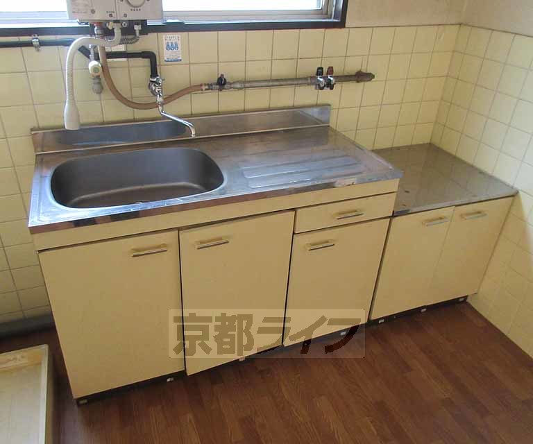 キッチン　調理スペースの広いキッチンです