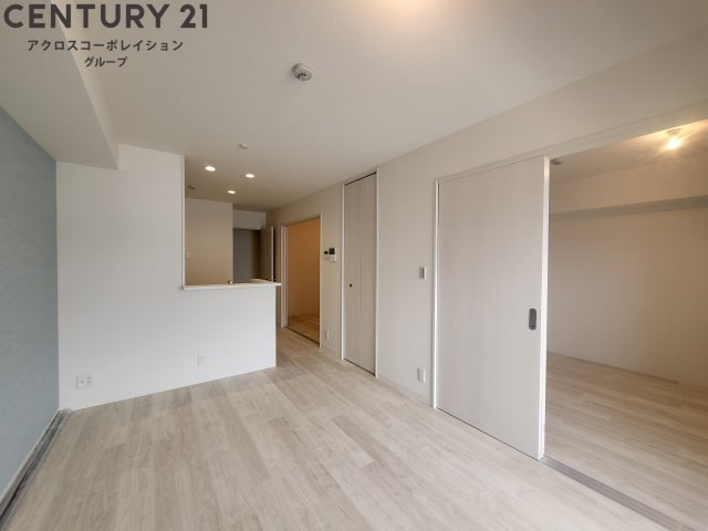 居室・リビング　床の色が明るくてとても綺麗です！