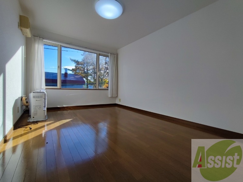 居室・リビング　リビングは白を基調としていて明るい印象ですね！