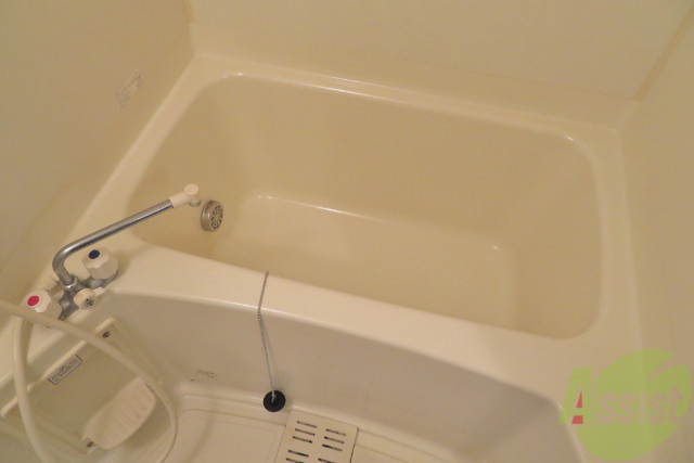 バス・シャワールーム　お風呂は追い焚きが出来るタイプ。肩までゆっくり浸かりましょう