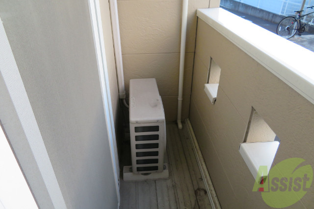 バルコニー　バルコニーは洗濯物を干すには十分な広さがありますね。