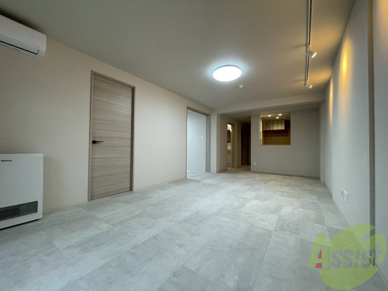 居室・リビング　日当たりが良くて心地よく過ごせそうなお部屋です。