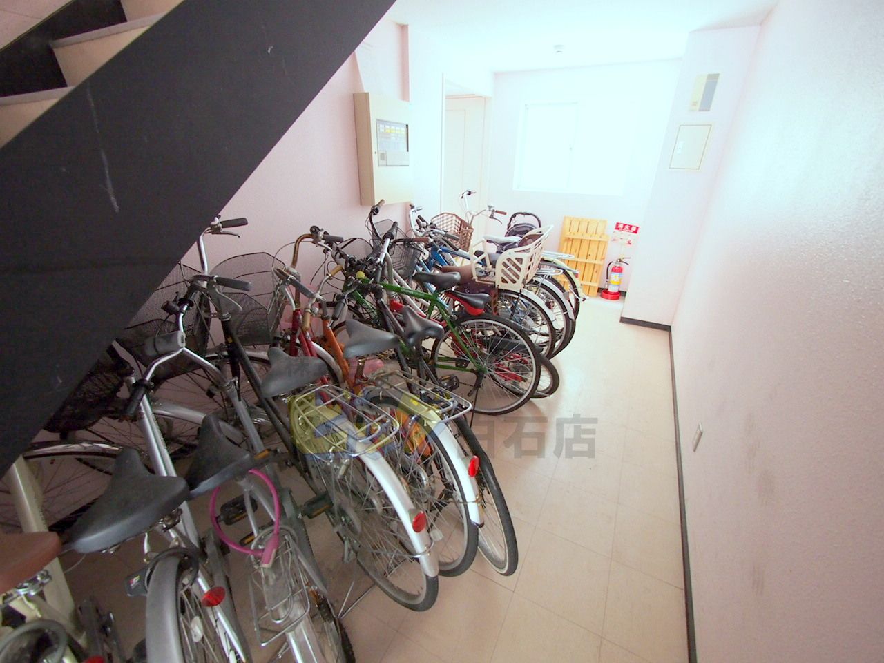 エントランス　屋内駐輪場完備しています♪