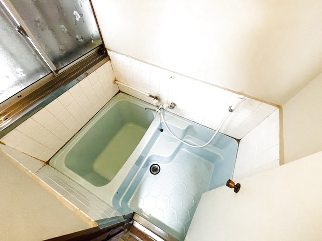 バス・シャワールーム　リフォーム前のお写真です。