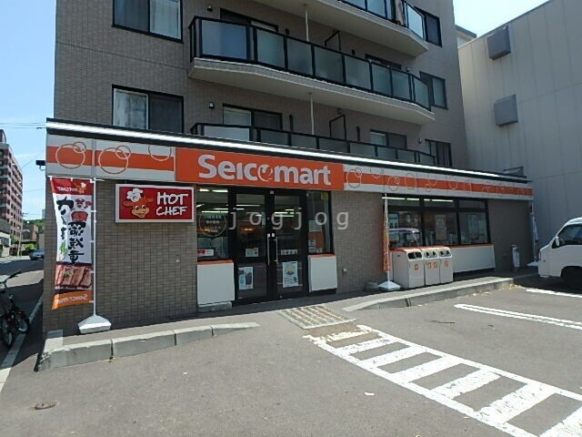 コンビニ　セイコーマート植物園西店（コンビニ）まで107m