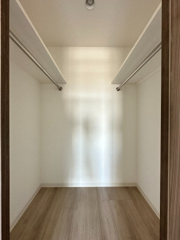 収納　ウォークインクローゼット　同型モデル