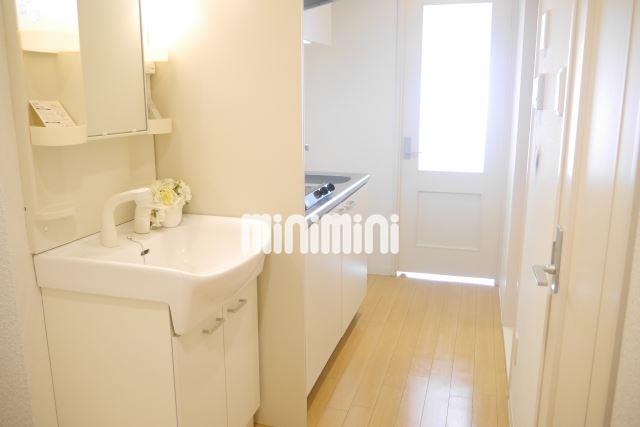 洗面設備　明るい床の色です